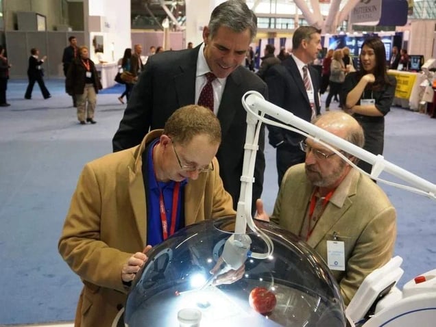 Tony Edwards, editor-in-chief of Dr. Bicuspid, gives Solea a try
