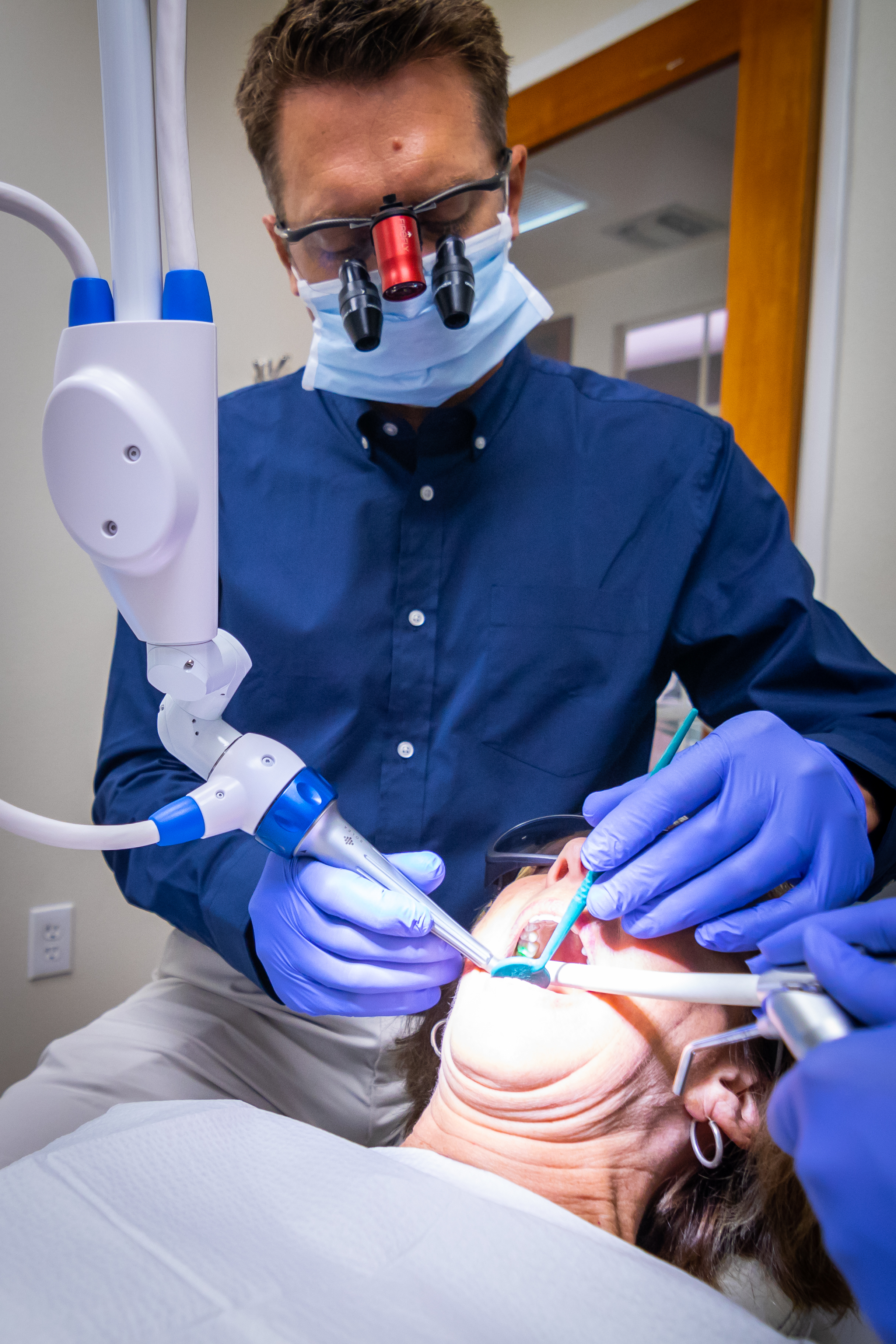 Male Dentist with Female Patient Angled Skinny_Solea